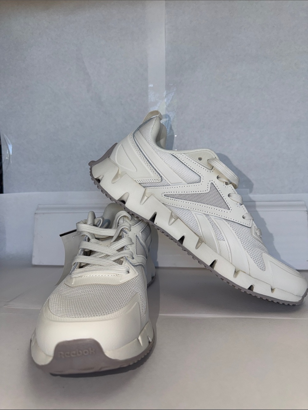 Reebok women’s White and Gray Zig-Tech Inspired Sneakers size 11